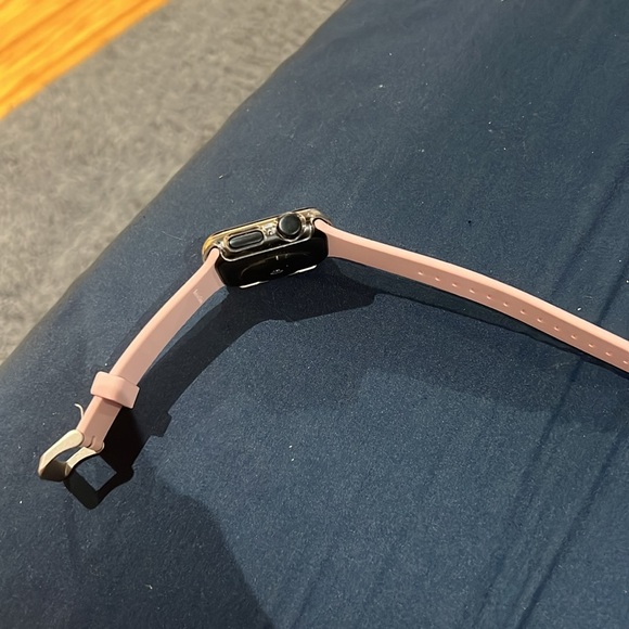 Apple Watch SE 2nd generation with GPS. Come with charger and in new condition - Picture 4 of 4